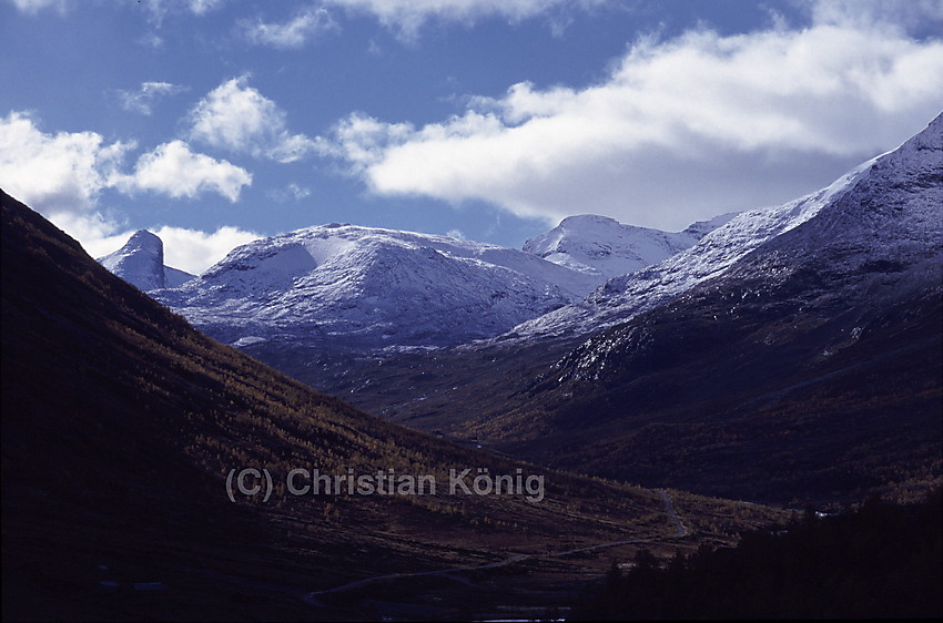 View down leirdalen on the morning of a nice autumn day, seen from the viewpoint at RV 55.