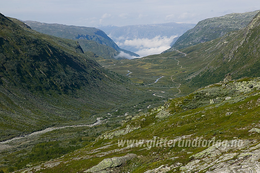 På stien mot Fannaråken med utsikt tilbake nedover Helgedalen til rv 55.