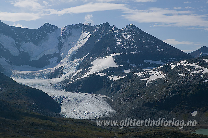 På stien mot Fannaråken med utsikt mot Skagastølstindane og Sentraltinden. Styggedalsbreen i forgrunnen.