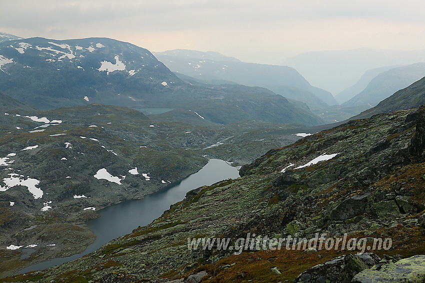 På ruta ned fra Fannaråken mot Keisarpasset med utsikt ned til Illvatnet og videre utover Helgedalen.