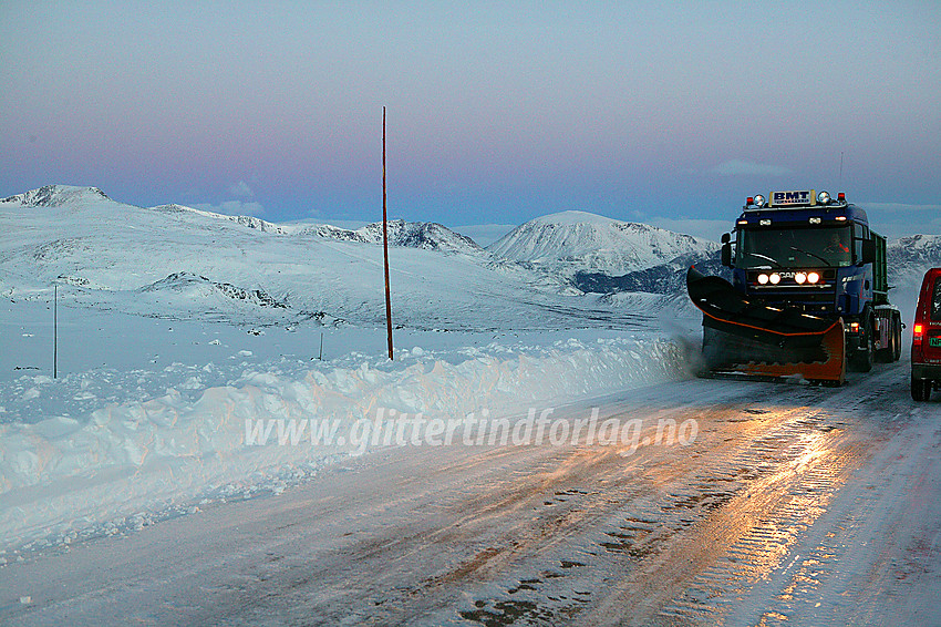 På Valdresflye en tidlig morgen. Brøytebilen tar seg en tur over for å renske veibanen.