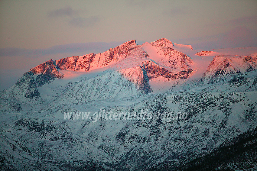 Med telelinse fra riksvei 51, like ved Vargebakkan, mot Surtningssumassivet (2368 moh) en tidlig novembermorgen.