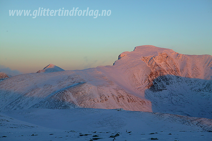 Fra sadelen like nord for Svarthammaren mot Rondslottet (2178 moh). Høgronden (2115 moh) ses såvidt i bakgrunnen.