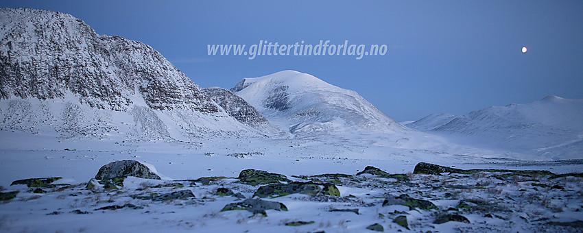 Natt over Rondane, her med Svarthammaren (1751 moh) til venstre og Storrondan (2138 moh) litt lenger bak. Helt til høyre ses Illmannhøene.