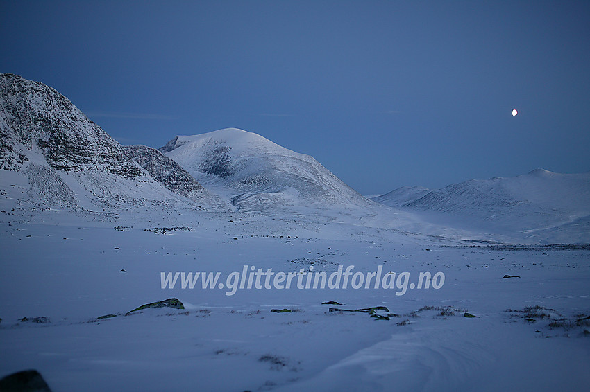 Natt over Rondane, her med Svarthammaren (1751 moh) til venstre og Storrondan (2138 moh) litt lenger bak. Helt til høyre ses Illmanndalen og Simlepiggen (1721 moh).