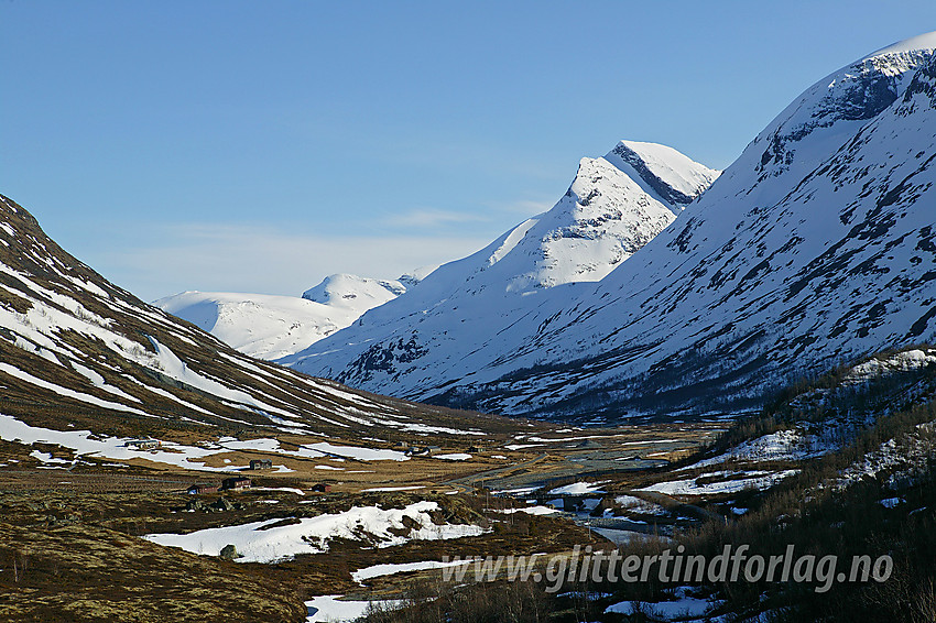 Utsikt fra Bøverkinnhalsen sørover Leirdalen en flott vårdag. Nede på sletta ses Ytterdalssætre og bak til høyre Skagsnebb (2003 moh).