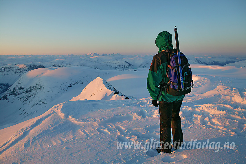 På toppen av Brenibba ved soloppgang med ustikt sørøstover retning Jotunheimen og Hurrungane.