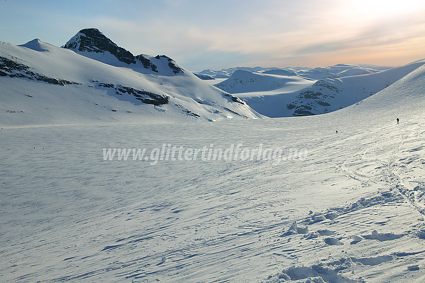 På breen sørvest for Lodalskåpa (2083 moh). Legg merke til skiløperne på vei over breen. 