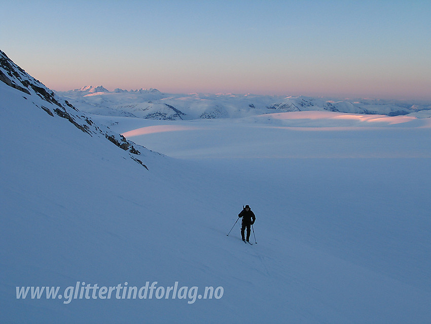 På vei opp fra breflata på Jostedalsbreen mot Brenibba. I det fjerne ses Hurrungane.