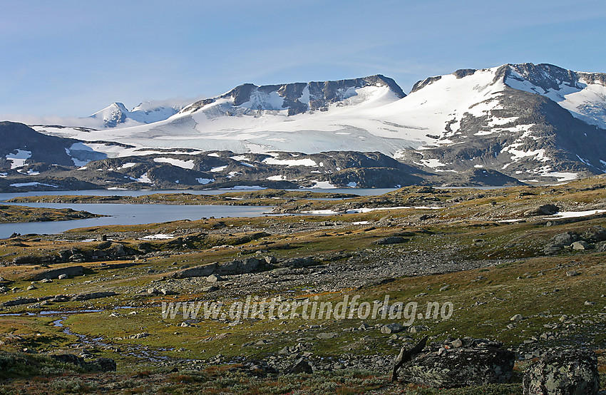 På Sognefjellet med kjent utsikt mot Fannaråken (sentralt) og Steindalsnosi (til høyre). I bakgrunnen stikker Gjertvasstinden opp.