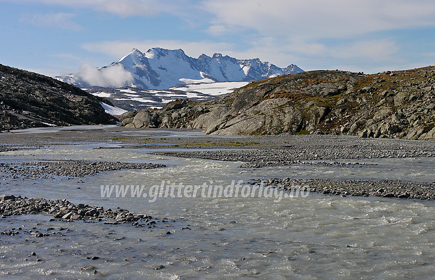 Ved den lille breelvsletta elva fra Smørstabbreen danner nedunder Falkberget med flott utsikt mot Styggedals- og Skagastølstindane.