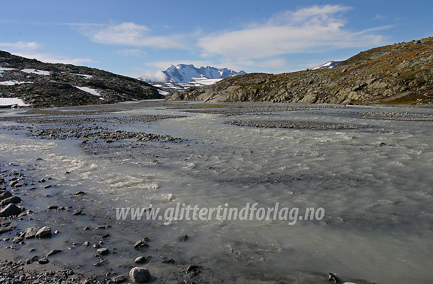 Ved den lille breelvsletta elva fra Smørstabbreen danner nedunder Falkberget med flott utsikt mot Styggedals- og Skagastølstindane.