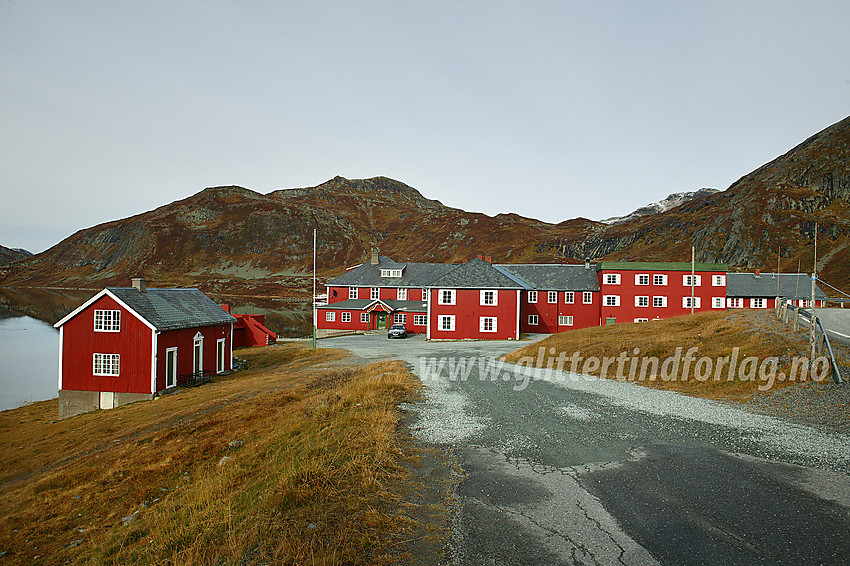 Ved Bygdin Høyfjellshotell en høstdag. I bakgrunnen Kongsliknuppen og Mefjellet (1386 moh).