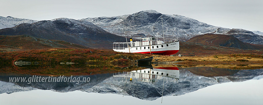 M/b Bitihorn i vinteropplag ved Fagerstrand. I bakgrunnen Skyrifjellet og Svarteknippa (1548 moh).