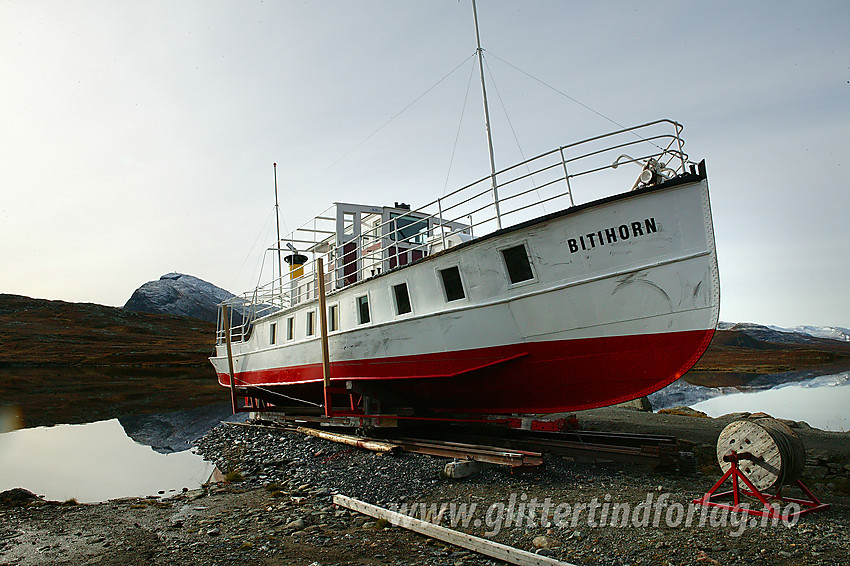 M/b Bitihorn i vinteropplag på Fagerstrand i østenden av Bygdin. I bakgrunnen ses fjelltoppen Bitihorn (1607 moh).