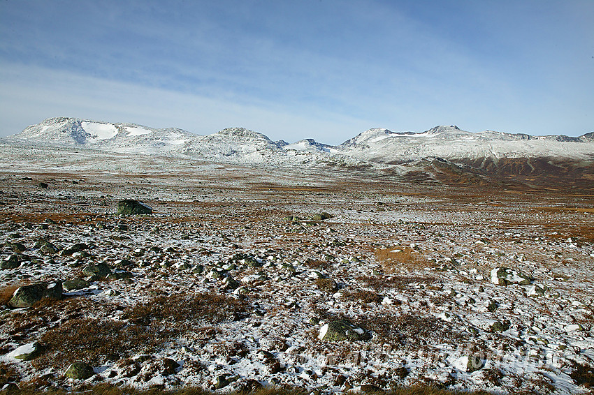 Høstdag på Valdresflye. Til venstre Øystre Rasletinden (2010 moh) og til høyre bl.a. Tjønnholstinden (2330 moh) og Høgdebrotet (2226 moh)