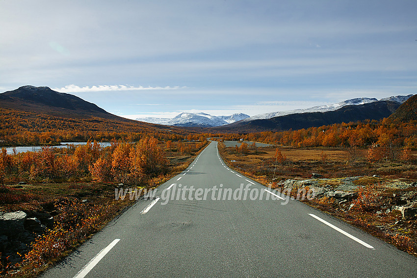 På stikkveien fra Maurvangen mot Gjendeosen, her med Reinsvangen parkering i forgrunnen. I bakgrunnen ses Rasletinden (2105 moh) og Munken (2105 moh). Til venstre i bildet ses Nørdre Brurskardknappen (1464 moh).