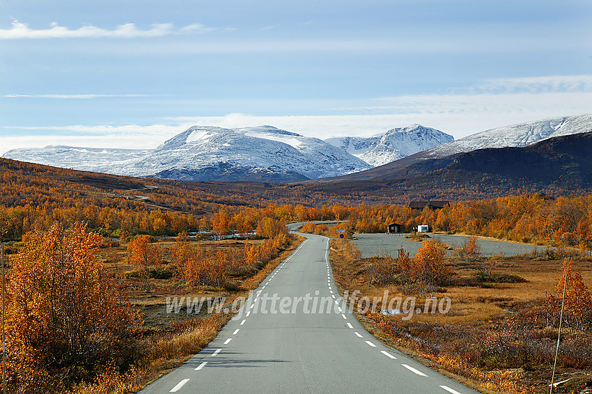 På stikkveien fra Maurvangen mot Gjendeosen, her med Reinsvangen parkering i forgrunnen. I bakgrunnen dominerer Rasletinden (2105 moh) og Munken (2105 moh).