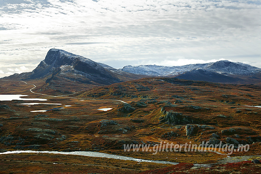 Bitihorn (1607 moh) sett fra et høydedrag like ved Bygdin Høyfjellshotell. I forgrunnen ses Vinsteråne.