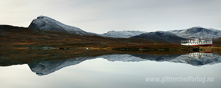 M/b Bitihorn i vinteropplag ved Fagerstrand. I bakgrunnen (f.v.) Bitihorn (1607 moh), Skyrifjellet og Svarteknippa (1548 moh).