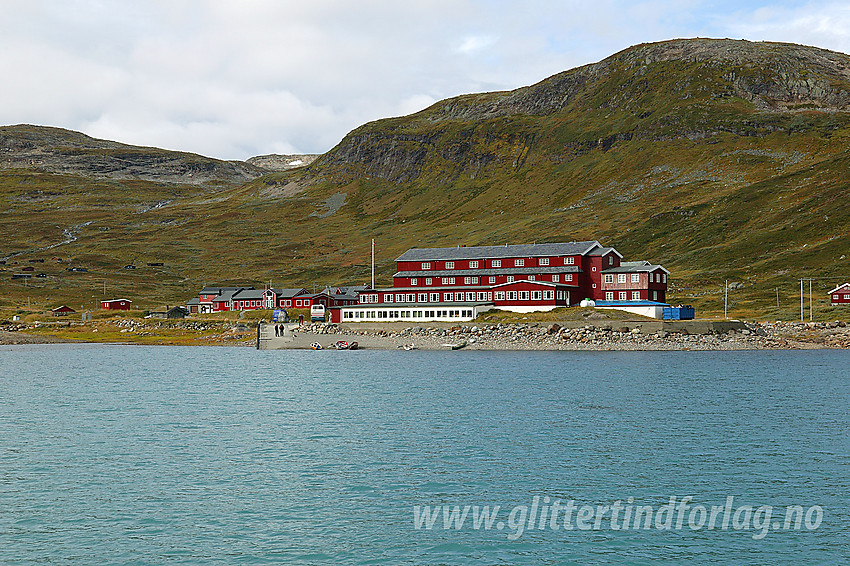 Under innseglingen til Eidsbugarden. Eidsbugarden høyfjellshotell i forgrunnen og Fondsbu litt mer tilbaketrukkent. Oppe til høyre ses Sløtafjellet.