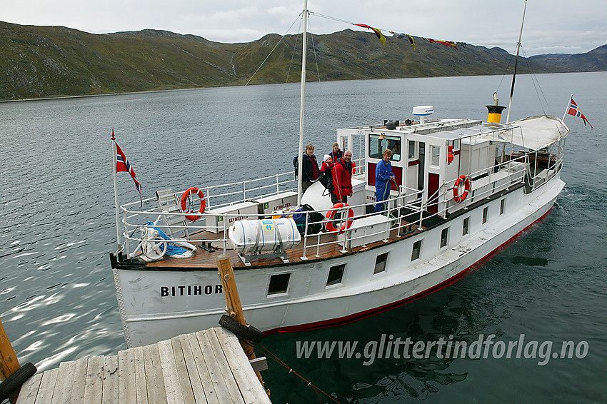 M/b Bitihorn legger fra kai ved Torfinnsbu.