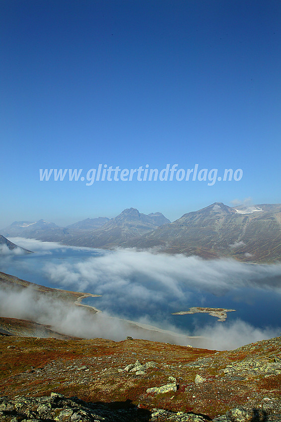 En høstdag på Marabotthornet med utsikt nordvestover mot Nørdre Kalvehølotinden (2019 moh) og Torfinnstindane (2119 moh). I forgrunnen Bygdin med Bygdisøyane. Over vannflata svever rester av morgentåka.