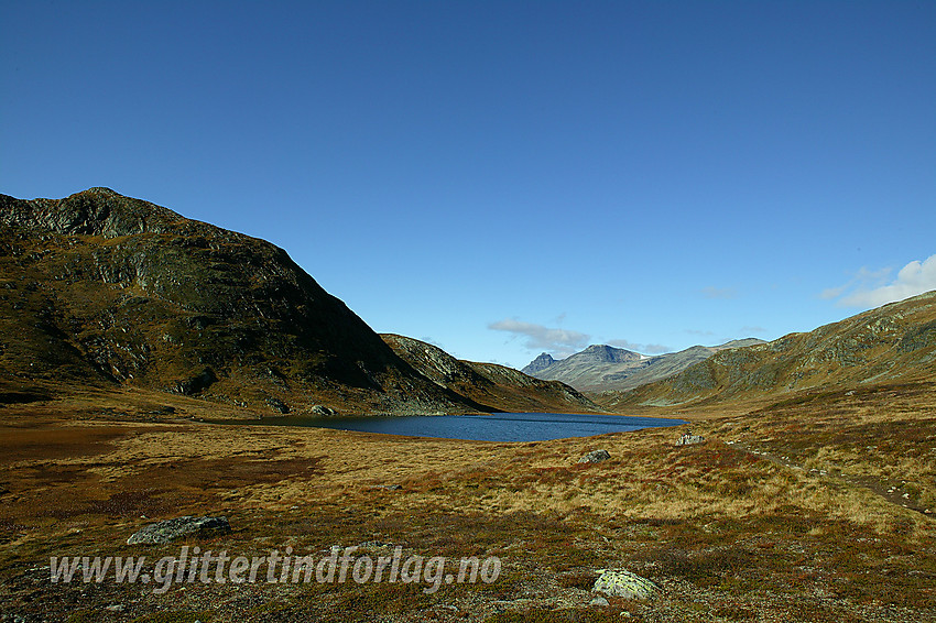 På tur gjennom Heimre Fagerdalen med Heimre Fagerdalstjednet rett forut. Til venstre ruver Mefjellet.