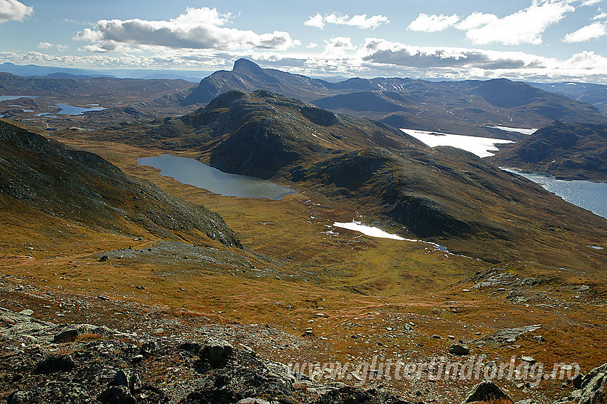 Fra ryggen like vest for Heimre Fagerdalshøe med utsikt sør-sørøstover i retning Heimre Fagerdalen, Mefjellet og Bitihorn, for å nevne noe.