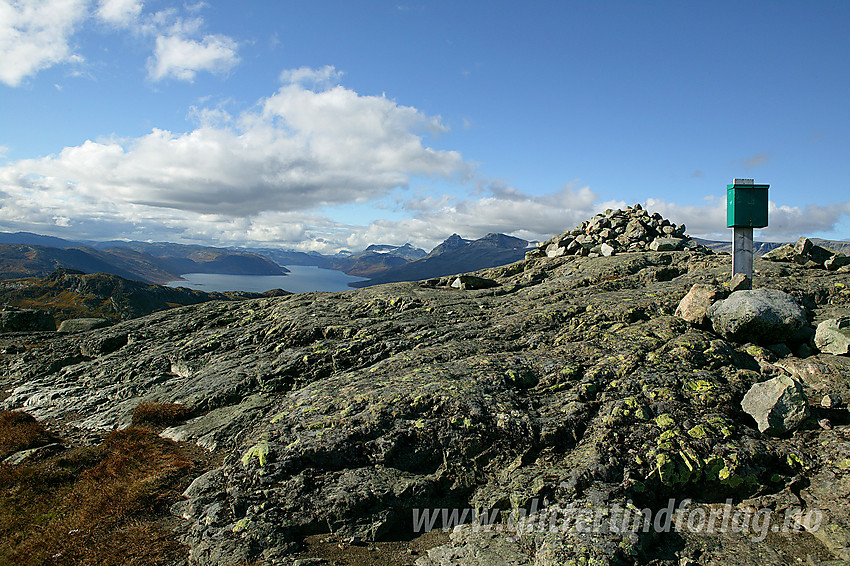 På toppen av Synshorn (1464 moh), et populært turmål like ovenfor Bygdin Høyfjellshotell.