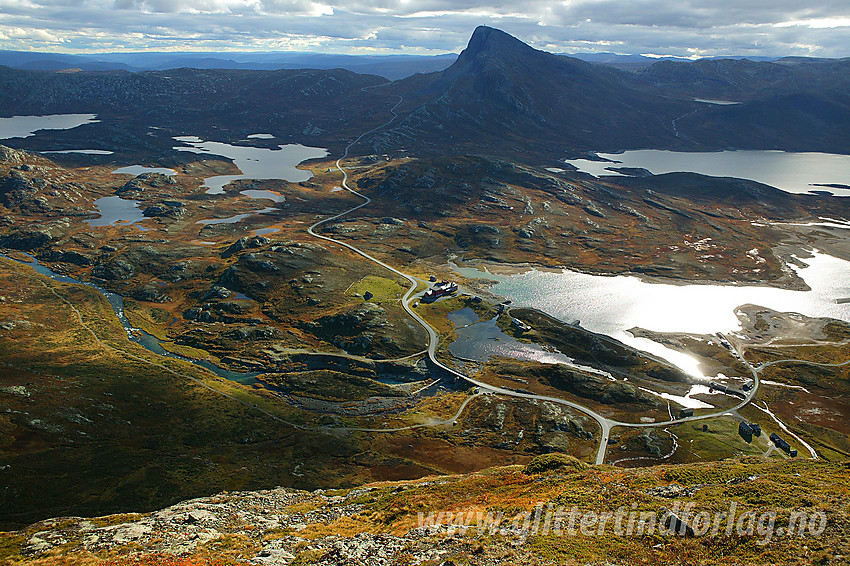 Utsikt fra Synshorn mot Bygdin høyfjellshotell, Bitihorn (1607 moh)og riksvei 51 som snor seg oppover mot Båtskardet.