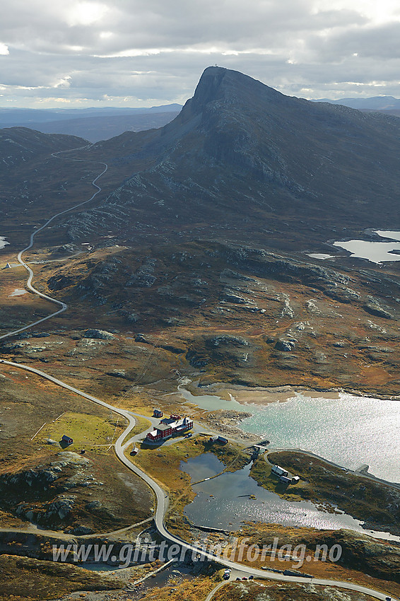 Fra Synshorn sørover mot Bygdin Høyfjellshotell og Bitihorn (1607 moh).