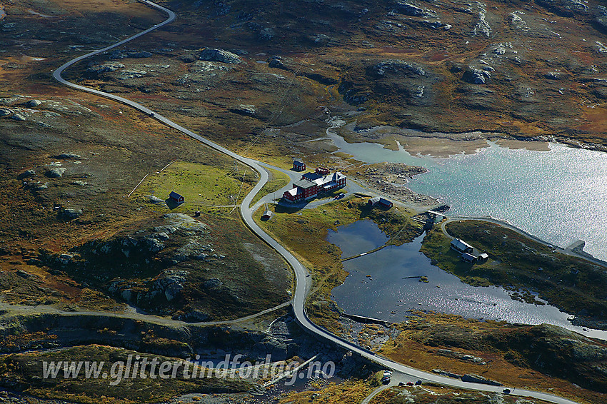 Bygdin Høyfjellshotell og parti av riksvei 51 sett oppe fra Synshorn (1464 moh), ca. 400 meter høyere.