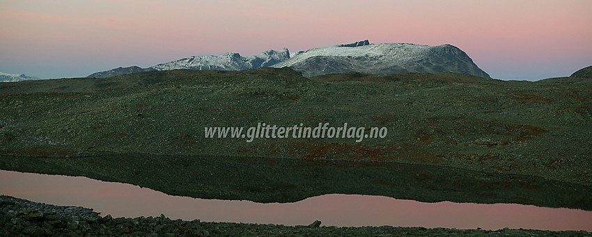 Fra fjellryggen mellom Dryllin og Eidsbugarden mot Galdeberget etter solnedgang.