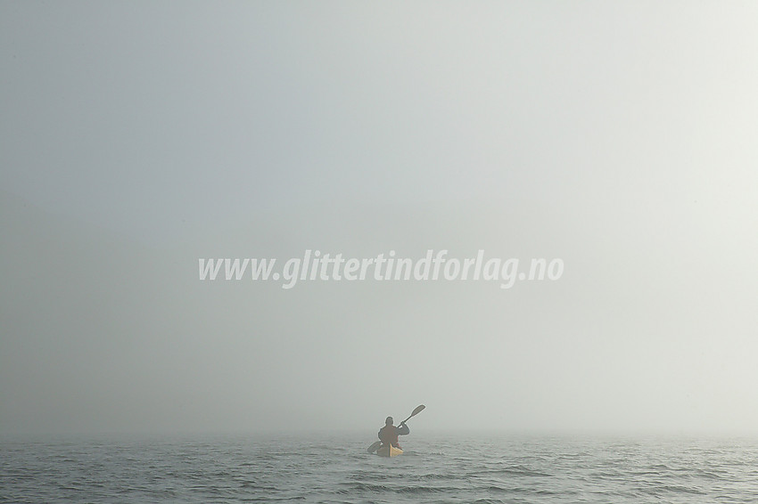 Padling i morgentåka på Bygdin. Her på vei fra Eidsbugarden mot Galdebergodden.