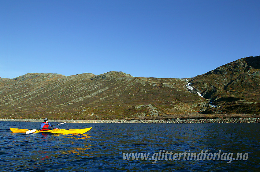 Padling på Bygdin en flott høstdag. Høystakkfossen i bakgrunnen.