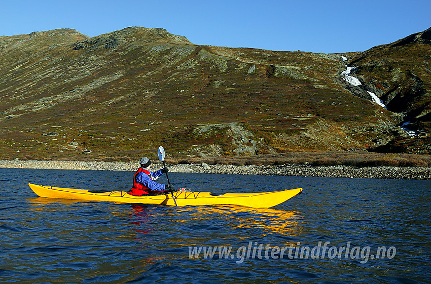 Padling på Bygdin en flott høstdag. Høystakkfossen i bakgrunnen.