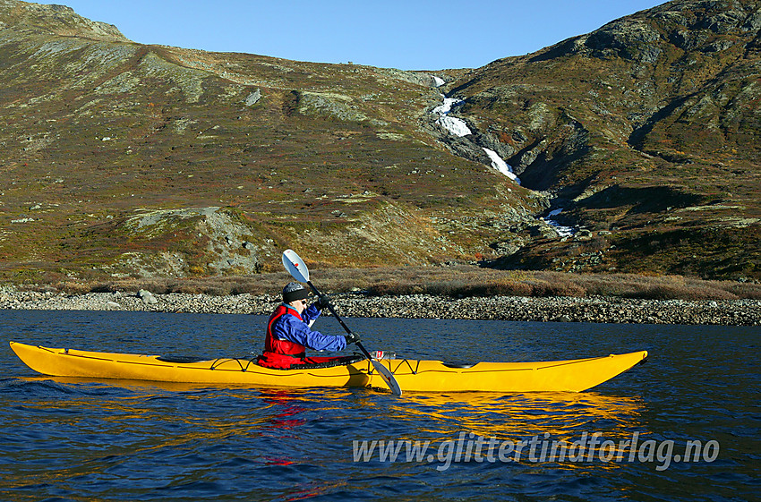 Padling på Bygdin en flott høstdag. Høystakkfossen i bakgrunnen.