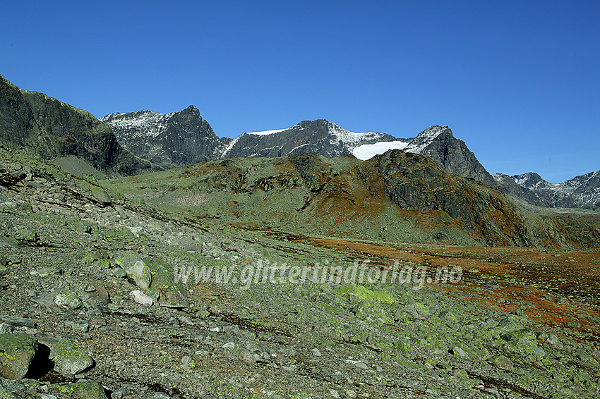 På tur i området sørøst for Galdebergtinden. I forgrunnen toppen (1585 moh) ved Galdebergtjerna, og bakenfor der bl.a. Slettmarkpiggen (2164 moh til venstre) og Slettmarkhøe (2190 moh) til høyre.