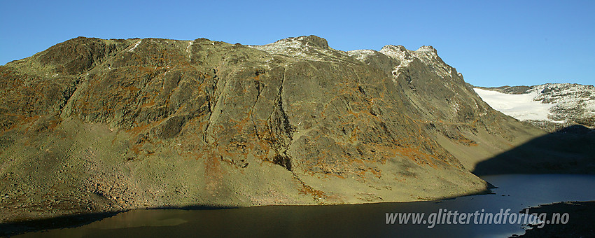 Slettmarkkampen (2032 moh) og Slettmarkpiggen (2164 moh) med Uksedalstjerne i forgrunnen.