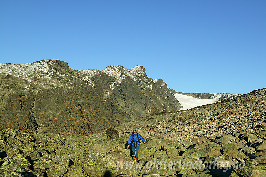 På vei over bandet mellom Uksedalshøe og Galdeberget med Slettmarkkampen (2032 moh) og Slettmarkpiggen (2164 moh) i bakgrunnen.