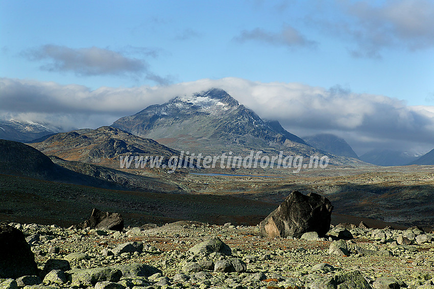 På tur til Slettmarkhøe med en pause på Slettmarken nedenfor Slettmarkbreen. Sentralt i bakgrunnen ses Snøholstinden (2141 moh).