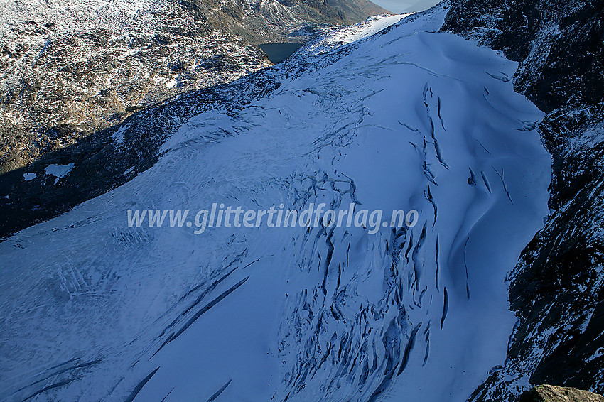 Langedalsbreen sett oppe fra Slettmarkhømassivet. Bildet er tatt i oktober 2006, på tampen av et svært snøfattig år. Øvre del av breen er normalt dekt av et sprekkfritt snøteppe. Men under dette skjuler det seg altså, som man ser på bildet, rikelig med sprekker.