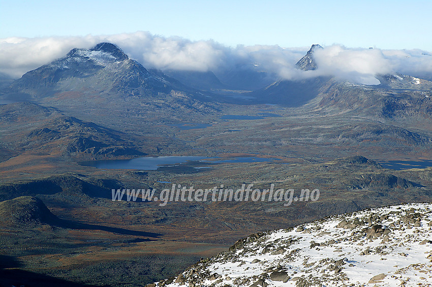 Utsikt fra Slettmarkhøe nordvestover mot bl.a. Grisletjønnen, Rauddalen, Snøholstinden (2141 moh) og Store Rauddalseggje (2168 moh).