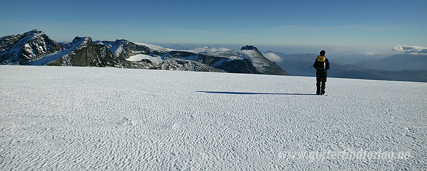 På Slettmarkhøe med utsikt i øst-sørøstlig retning mot bl.a. Mesmogtinden (2264 moh), Langedalstinden (2206 moh) og Kvitskardtinden (2193 mh).