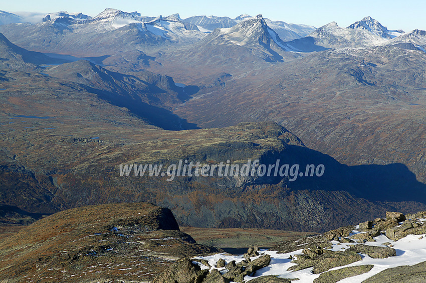 Fra nordryggen på Slettmarkhøe med utsikt mot bl.a. Gjendetunga (1517 moh), Storådalen og videre oppover mot Langvatnet. Blant tindene dominerer Semeltinden (2236 moh) i midten.