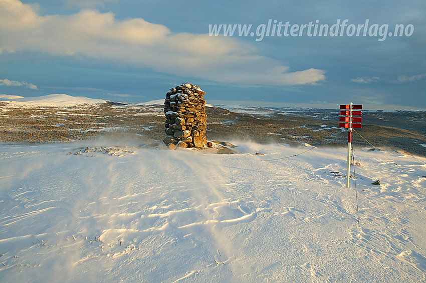 Nyttårsaften på Javnberget (1097 moh), like ved Beitostølen, med utsikt i østlig retning mot bl.a. Kjølafjellet (1225 moh).