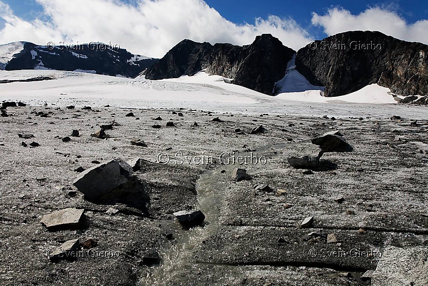 On Grotbrean glacier loooking towards Trollsteineggje (right) and Glittertinden, Norways second highest mountain. Jotunheimen National Park. Norway.