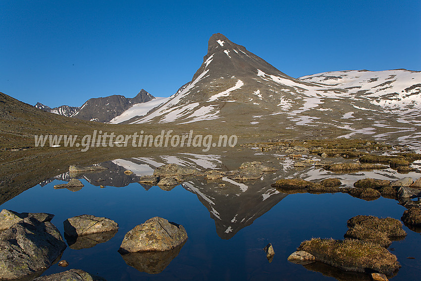 Kyrkja (2032 moh) speiler seg i Leirvatnet en sommerkveld. I bakgrunnen ses Semelholstinden (2147 moh).