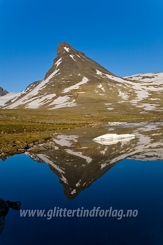 Kyrkja (2032 moh) speiler seg i Leirvatnet en sommerkveld.